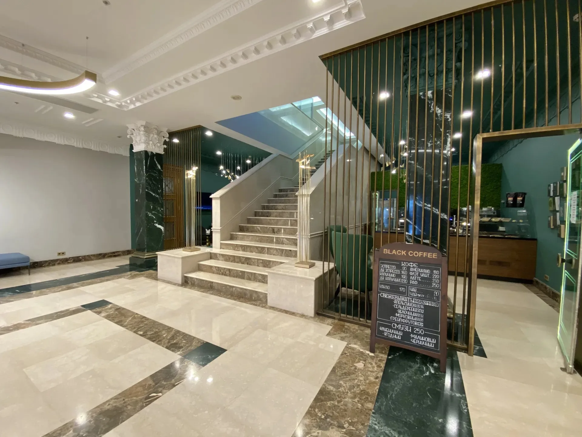 Central City Tower: холл и ресепшен